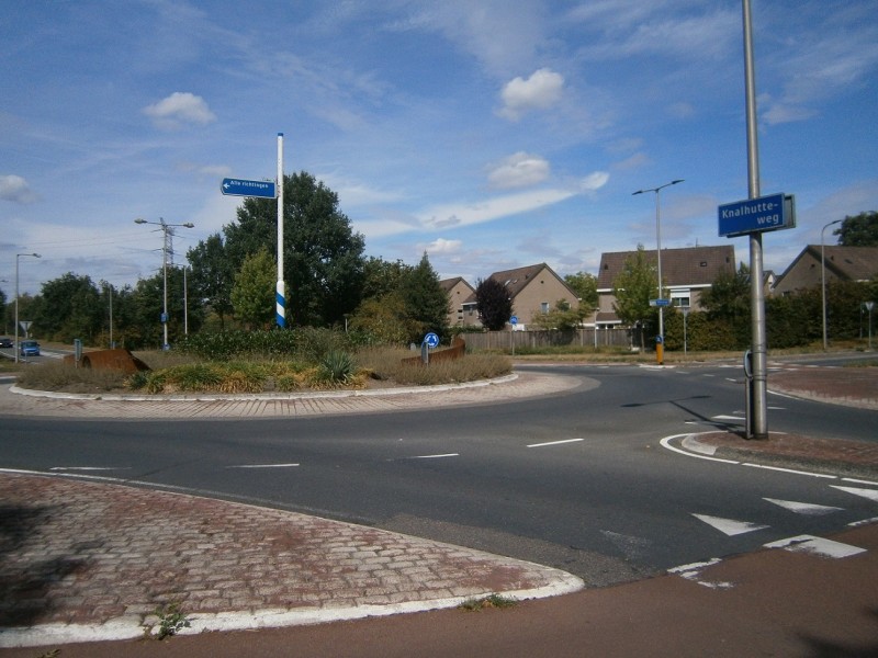 Knalhutteweg Vlierstraat rotonde.JPG