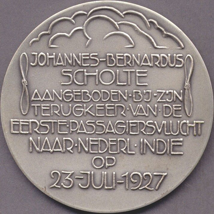 erepenning achterkant Enschede vanwege eerste passagiersvlucht Ned. Ind. Toegekend aan de heer J.B. Scholte.jpg