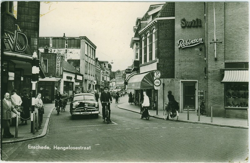 Hengelosestraat nu Korte Hengelosestraat hoek Brammelerstraat ca 1960 Vroom en Dreesmann links garage Sprakel.jpg