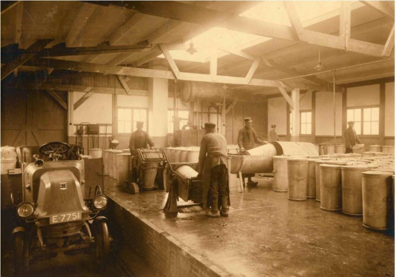 Reinigen van huisvuiltonnen aan de Bruggertsteeg - Poolmansweg bij de gemeentelijke reinigingsdienst  - 1923.jpg