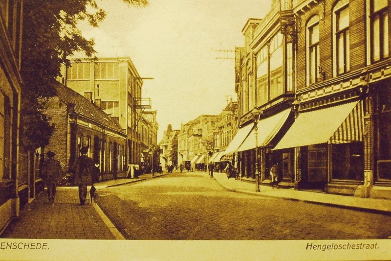 Hengeloschestraat nu korte Hengelosestraat  vanaf kruispunt de Graaff links stalhouderij van de Lande.JPG