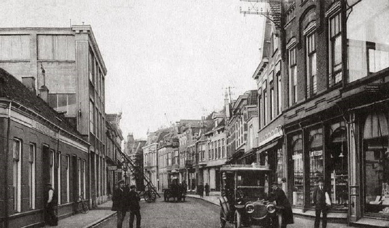 Hengelosestraat nu Korte Hengelosestraat links stalhouderij van de Lande.jpg