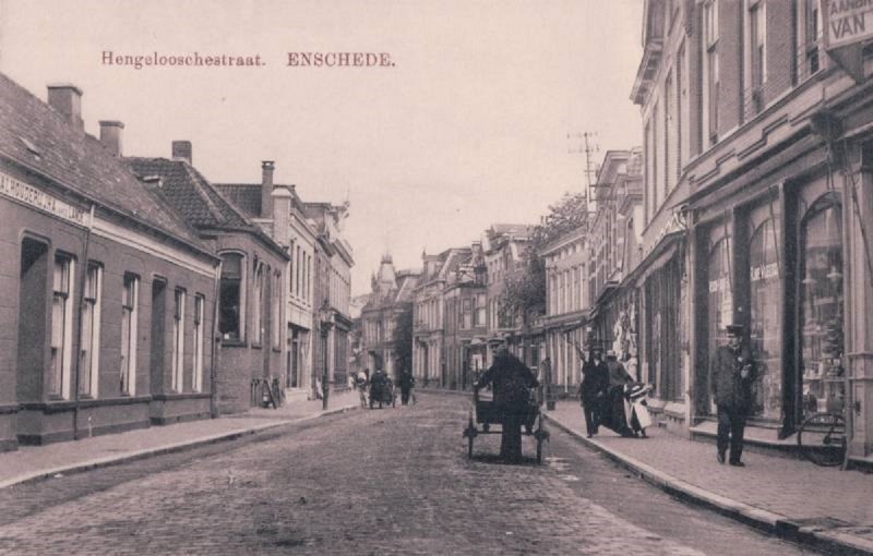 Hengelosestraat nu Korte Hengelosestraat links stalhouderij van de Lande ca. 1920.jpg