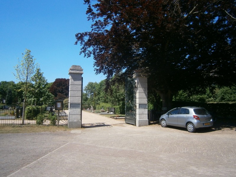 Kerkenbruggertpad poort hoofdingang begraafplaats Usselo.JPG