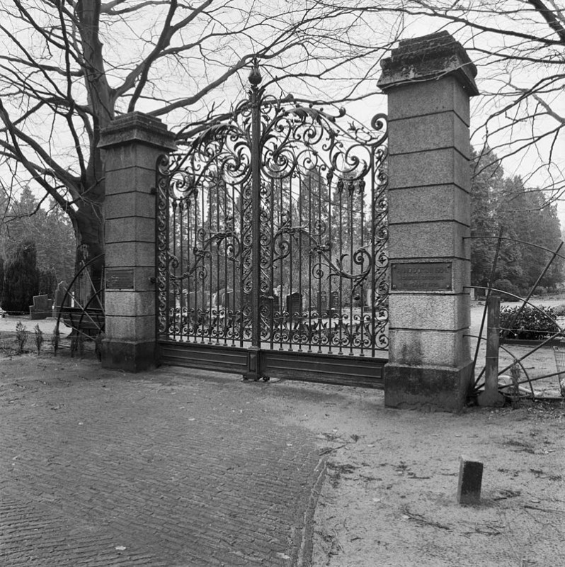 Kerkenbruggertpad 55 Usselo poort begraafplaats. IJzeren hek, afkomstig van den duno bij arnhem. Rijskmonument.jpg