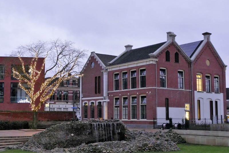 Kloosterstraat hoek Noorderhagen voormalige fabrieksschool in gebruik als appartementencomplex.jpg