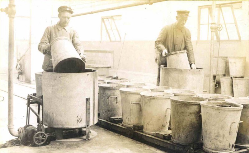 reiniging privaattonnen in 1923.jpg