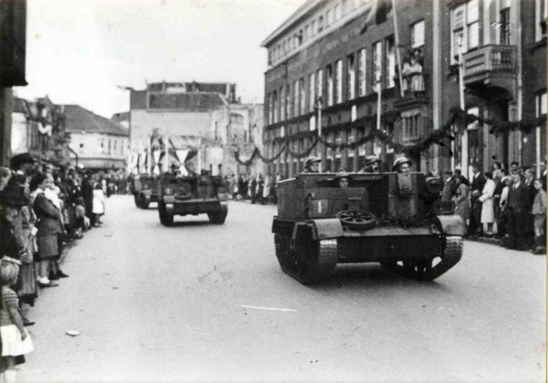 Langestraat 1945 Canadese Lloyd-cariers in de bevrijdingsoptocht.jpg