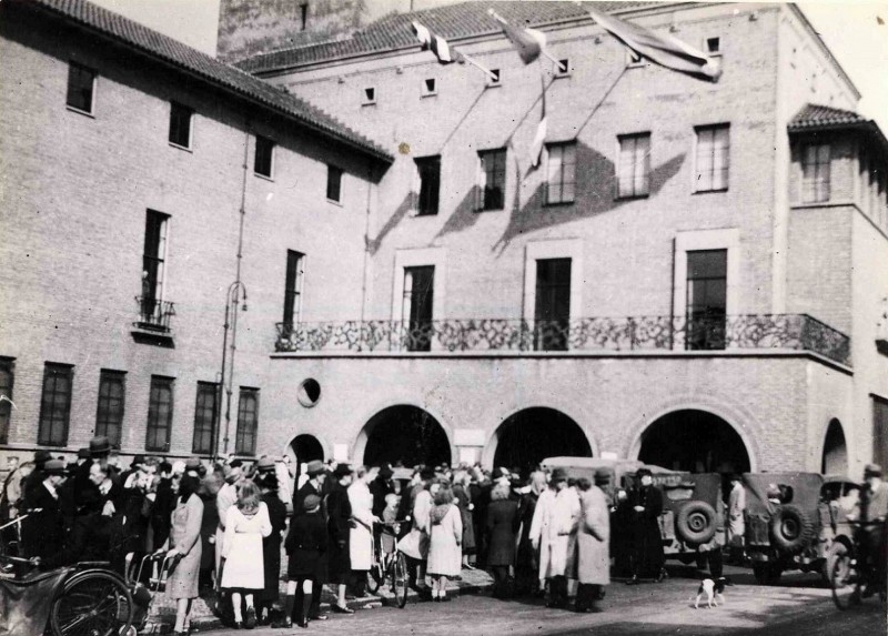 Langestraat 1-4-1945 Bevrijding Enschede op 1 april 1945, Eerste Paasdag. Langestraat voor het stadhuis.jpg