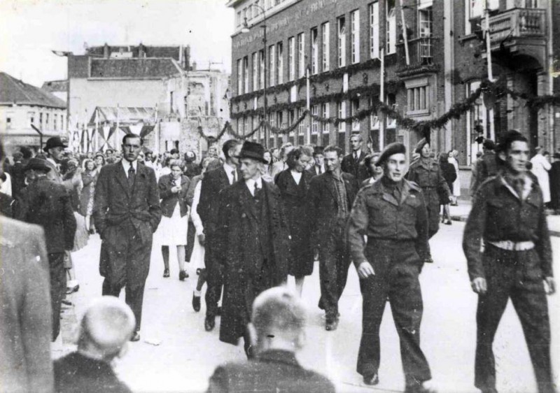 Langestraat 1945 bevrijdingsoptocht 31-8-1945.jpg