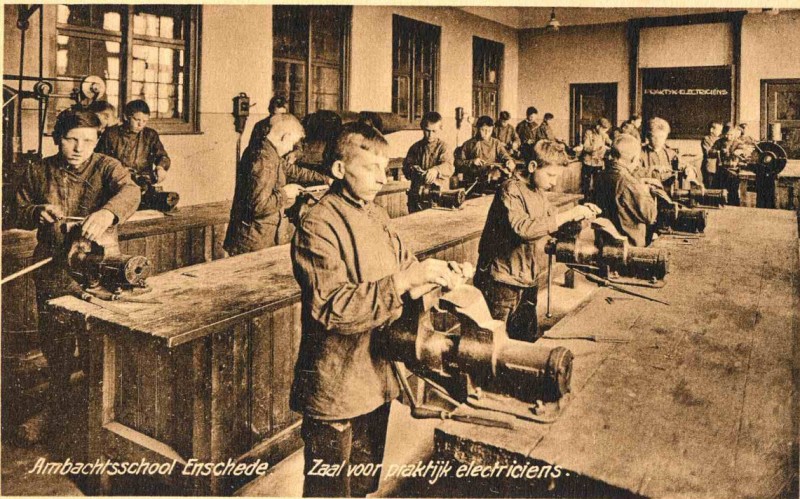 Boddenkampsingel 1930 Interieur Ambachtsschool zaal praktijk electrieciëns..jpg