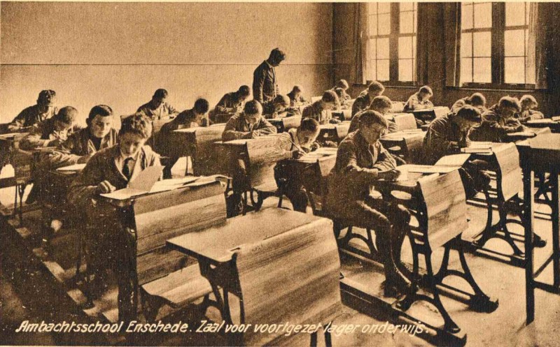 Boddenkampsingel 1930 Interieur Ambachtsschool zaal voor Voortgezet Lager Onderwijs..jpg