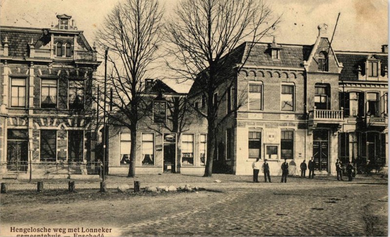 Hengelosestraat gemeentehuis Lonneker en sigarenwinkeltje Nagels 1911.jpg