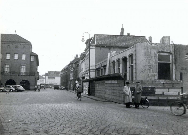 Langestraat afbraak panden hoek Knijphoeksteeg voor de aanleg van de Raadhuisstraat.jpg