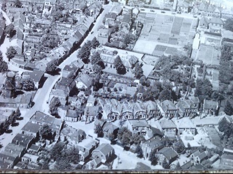 Rietmolenstraat luchtfoto 1932 en de romp van de molen links was nog intact.jpg
