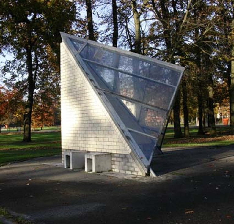 Boulevard 1945, ter hoogte van de Hogelandsingel Blijdensteinpark kunstwerk Piramidevormig gebouwtje van Karin Bosch.jpg