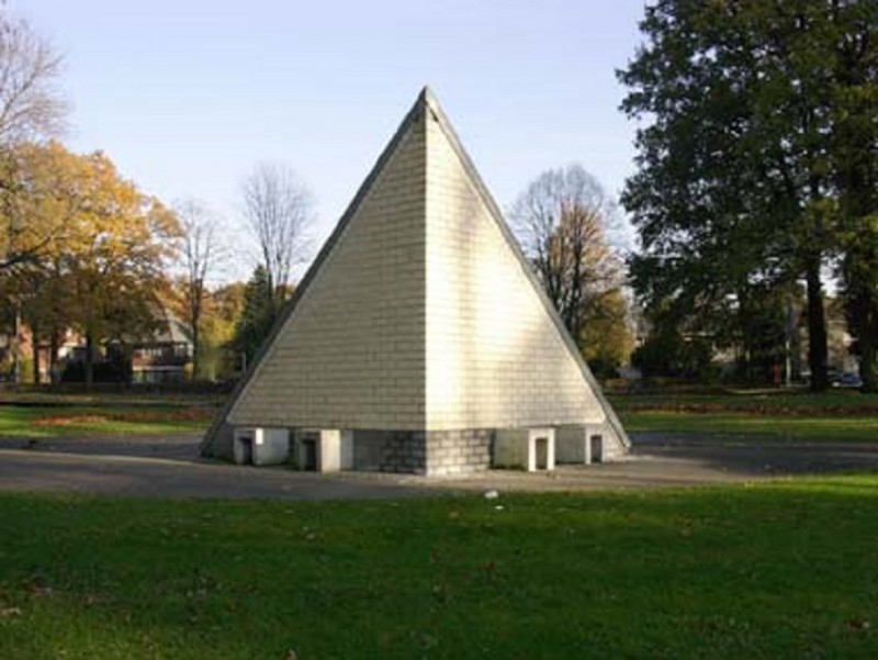 Boulevard 1945, ter hoogte van de Hogelandsingel Blijdensteinpark kunstwerk Piramidevormig gebouwtje..jpg
