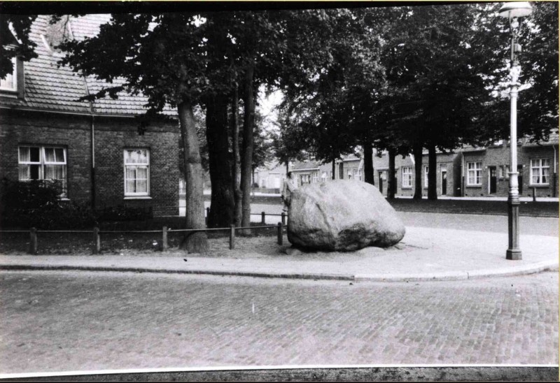 Pathmossingel 1930 Hoek Pathmosstraat, met dikke steen van Pathmos.jpg