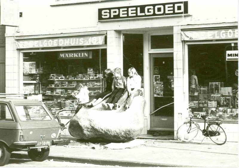 Kuipersdijk feb. 1980 De dikke steen van Pathmos als ludieke actie geplaatst voor de winkel van de stadsprins, speelgoedhuis 101.(2).jpg