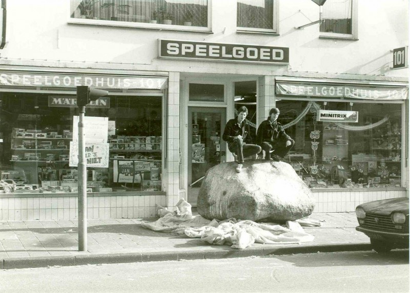 Kuipersdijk feb. 1980 De dikke steen van Pathmos als ludieke actie geplaatst voor de winkel van de stadsprins, speelgoedhuis 101.jpg