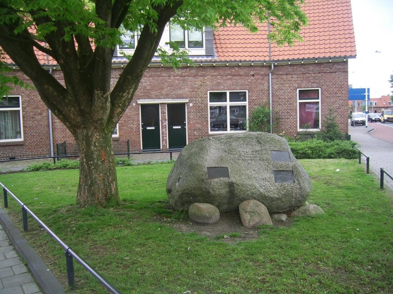 Pathmossingel De dikke steen van Pathmos.jpg