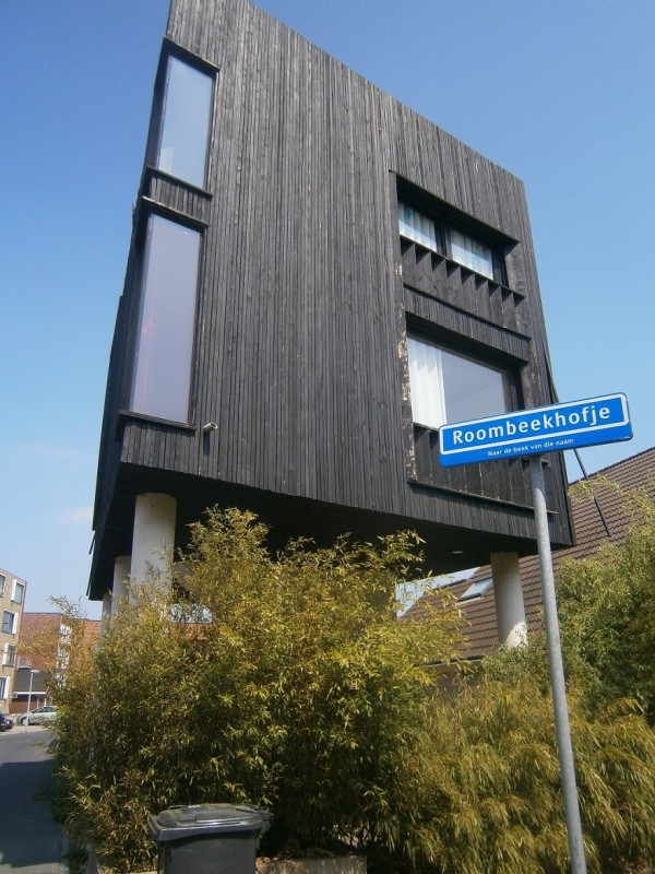 Renbaanstraat hoek Roombeekhofje met huis op palen.JPG