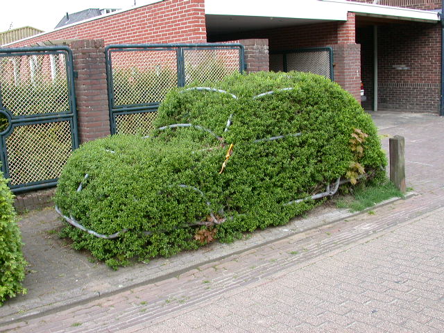 Esstraat, ter hoogte van de Oliemolensingel kunstwerk hegge-autp's van A.J. Harmsen.jpg