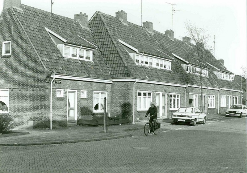 Faberstraat feb. 1987 Zicht op een aantal woningen ter hoogte van huisnummer 25.jpg