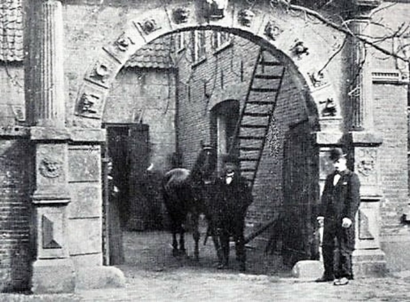 Gronausestraat herberg De Klomp met poort van het verdwenen huis Hengelo.jpg