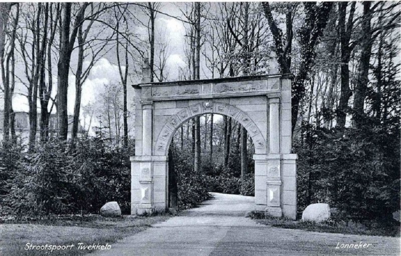 Strootsweg 1930 Ingang 't Stroot met de Strootspoort in Twekkelo..jpg