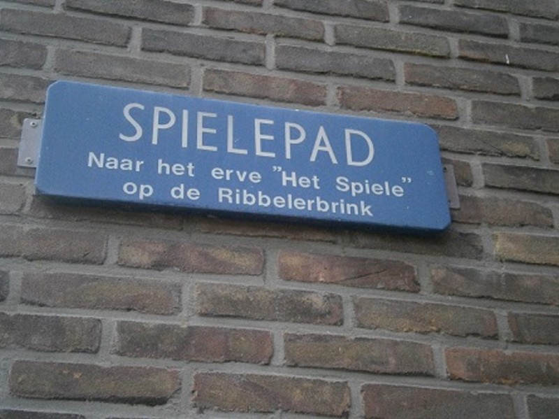 Spielepad straatnaambord.JPG