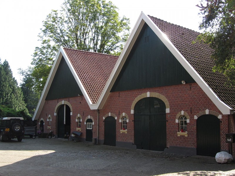 Strootsweg 407 Het Stroot boerderij van het hallehuistype met tweekapsschuur onder met rode hollandse pannen gedekt zadeldak. Rijksmonument.JPG