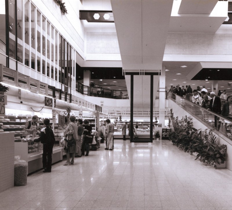 van Loenshof 1985 Basement winkels en roltrap warenhuis De Zuidmolen, met poelier Mattemaker.jpg