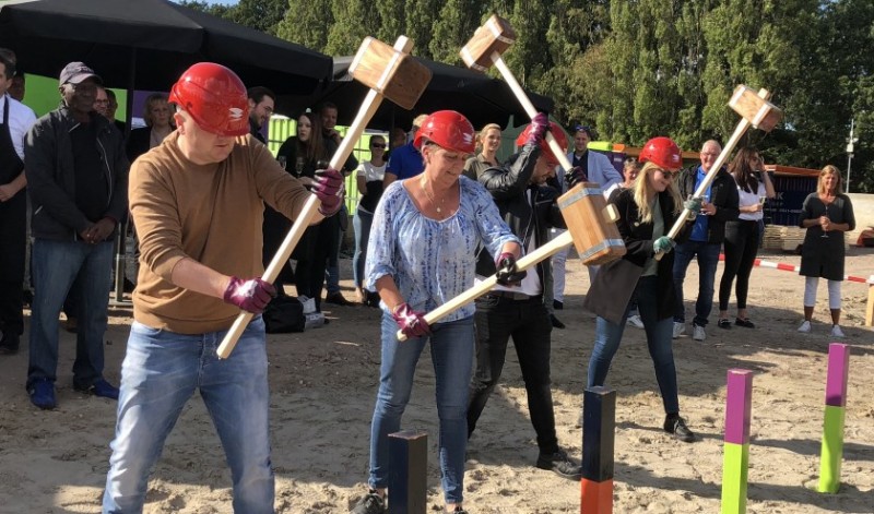 Belangstellenden voor de huur en kopers slaan samen de eerste piketpaaltjes in de grond.jpg