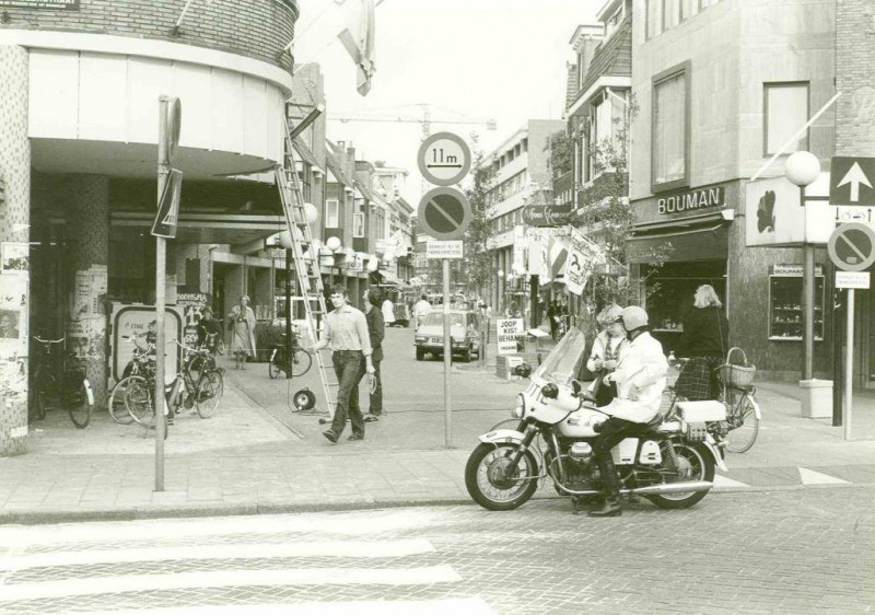 Hengelosestraat nu Korte Hengelosestraat  hoek Brammelerstraat Vroom en Dreesmann. Bouman juwelier.jpg