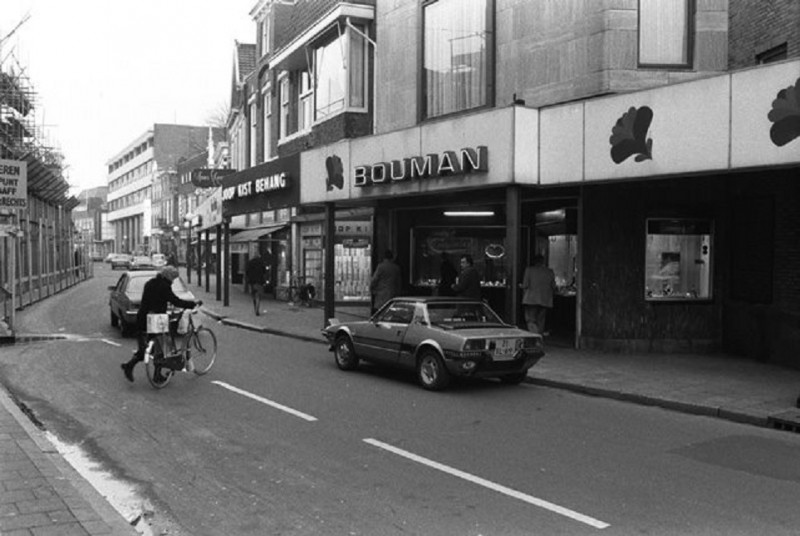 Hengelosestraat nu Korte Hengelosestraat Joop Kost behang. Bouman juwelier.jpg