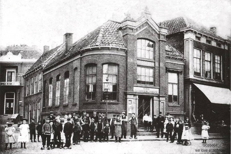 Langestraat hoek Oude Markt drukkerij B.B. Blijdenstein en uitgever Enschedese Courant.jpg