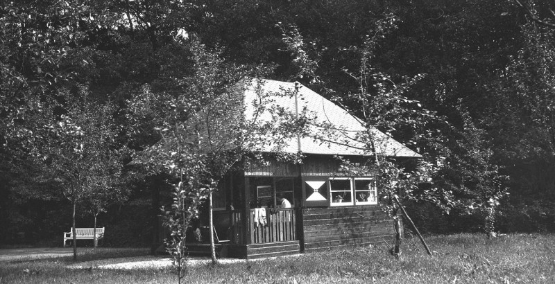 Strootsweg 401 kinderspeelhuisje landgoed Het Stroot rijksmonument.jpg