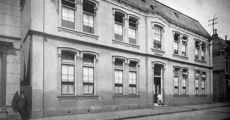 Oldenzaalsestraat Hervormd Diaconaal Weeshuis, later werd hier de sportzaak Melching van Ulzen gebouwd.jpg