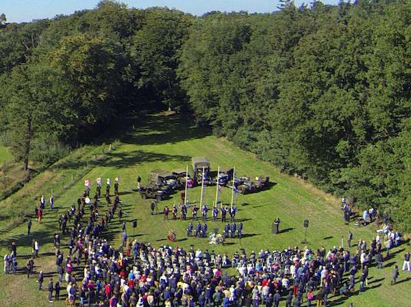 Kwinkelerweg onthulling oorlogsmonument in 2013.jpg