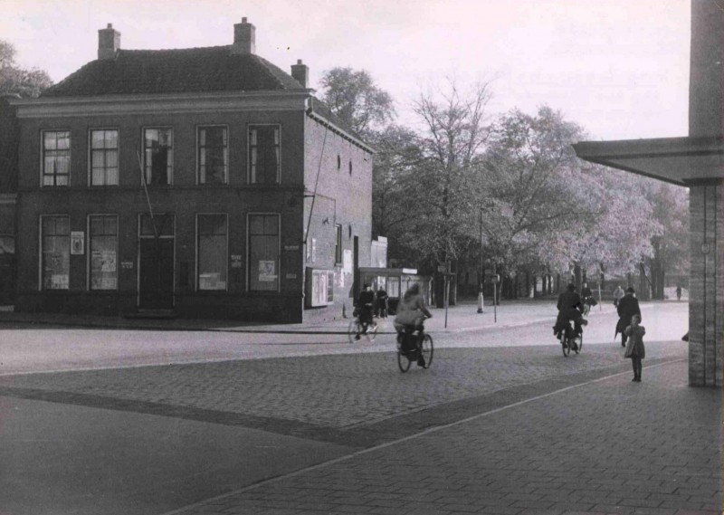 van Loenshof juli 1943 Gebouw waarin de V.V.V. en de A.N.W.B. gevestigd zijn.jpg