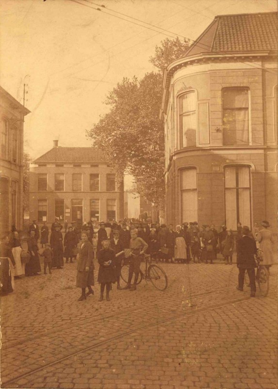van Loenshof 1915 Kruispunt Langestraat met rechts Janninkshuis,  .jpg