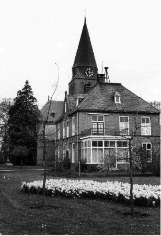 Scholten Reimerstraat 40 pastorie met de parochiekerk. Gebouwd in 1911-1912 naar een ontwerp door W. ter Riele.jpg