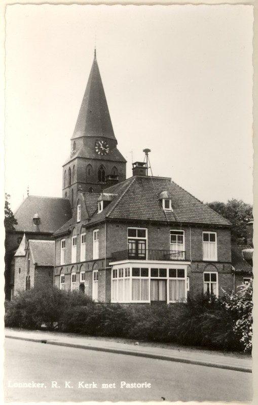 Scholten Reimerstraat 40 Lonneker R.K. Kerk met pastorie.jpg