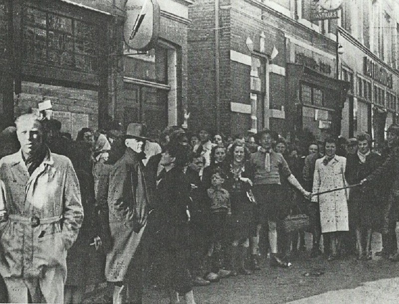 Haaksbergerstraat 22 Adolfs en Pennink het eerste legale nummer van het tot dan ondergronds gedrukte Parool. bevrijding april 1945.jpg