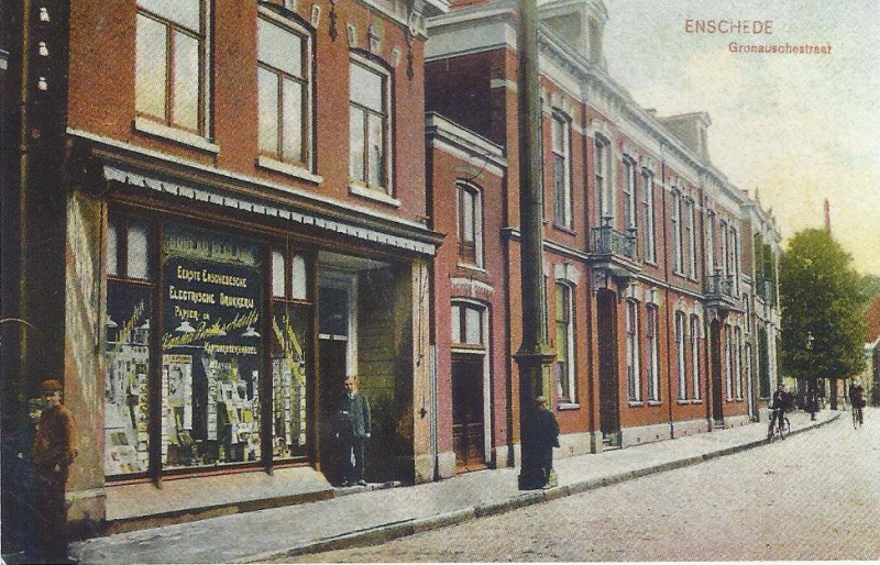 Gronausestraat 3 boekhandel van den Broek en Adolfs.jpg