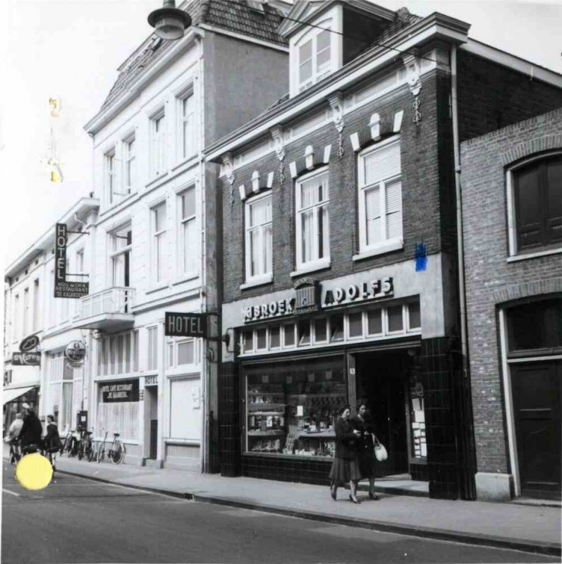 Gronausestraat 3 Hotel De Kalanderij v.d. Broek & Adolfs 1961.jpg