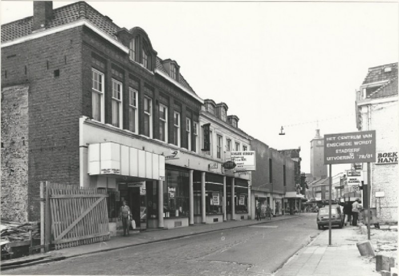 De Klomp 12-16  winkelpanden, met o.a. boekhandel Van de Broek & Adolfs en apotheek Holst..jpg