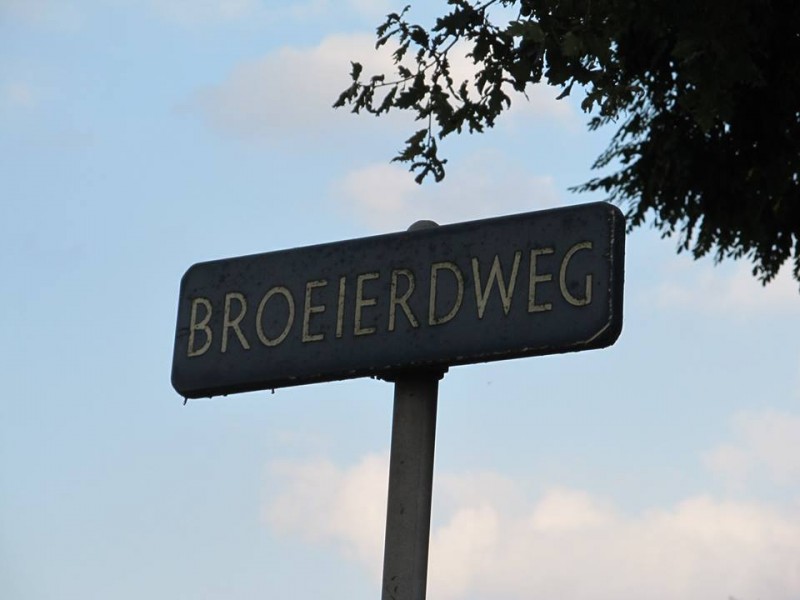 Broeierdweg straatnaambord.jpg