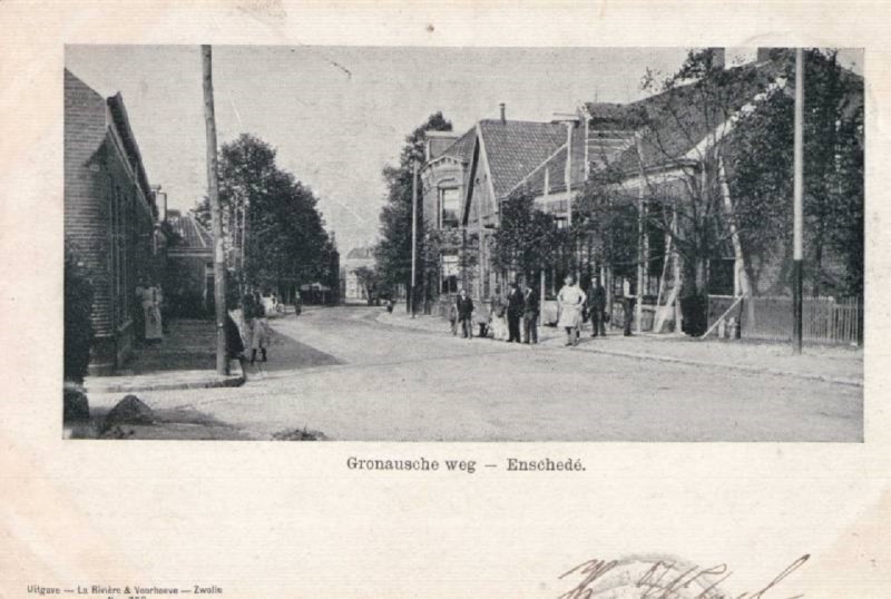 Gronauseweg nu Espoortstraat rechts vooraan cafe Hemken an'n Helweg,  links was de Gronausedwarsstraat nu C.F. Klaarstraat..jpg